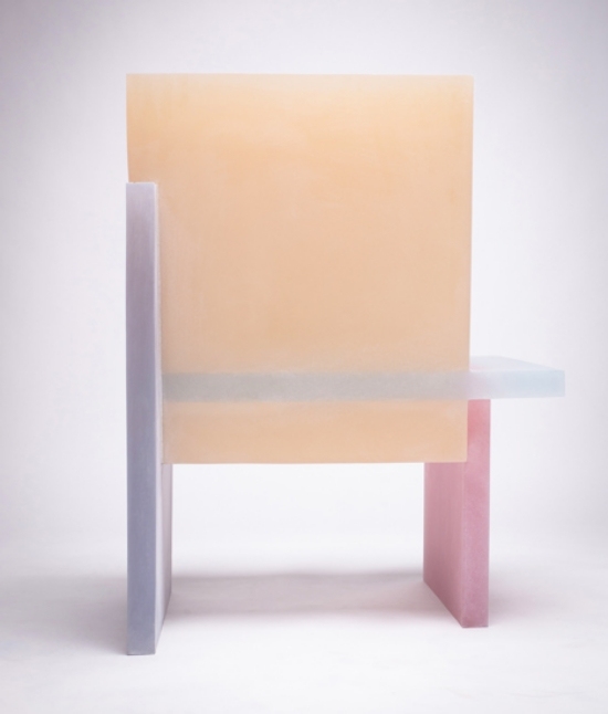 ružové kreslo dizajnér farebný živicový nábytok