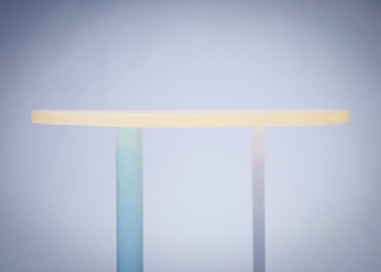 rôzne prevedenie nábytku z farebných živíc