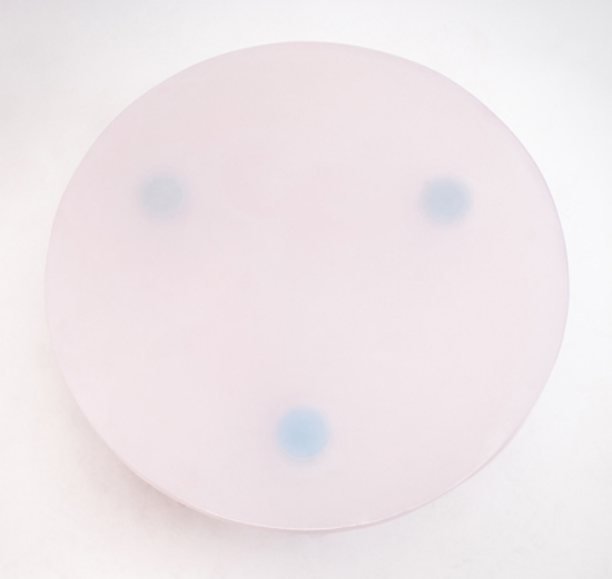 okrúhly stôl-nábytok-dizajn-vyrobený-z-farebnej-živice