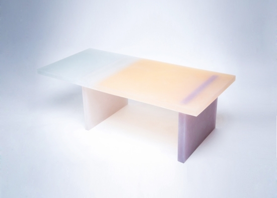 moderný dizajnový nábytok do konferenčného stolíka vyrobený z farebnej živice