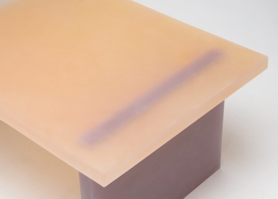 detailný pohľad na dizajnový nábytok z farebnej živice