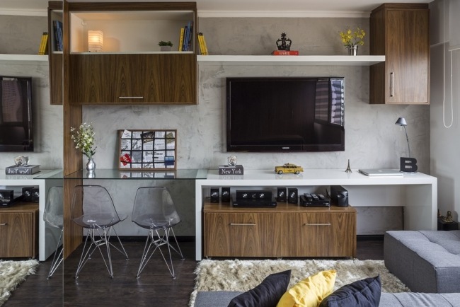 Riešenie pre domácu kanceláriu pre nedostatok miesta - priehľadné stoličky