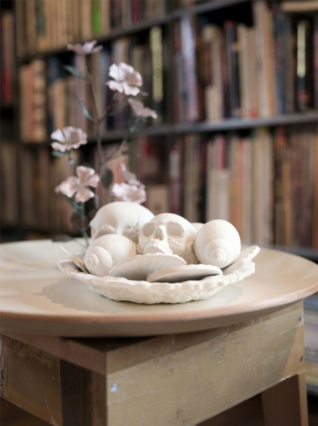 Knihy o dekoráciách bytových doplnkov zostavujú nápady pre nástenné police