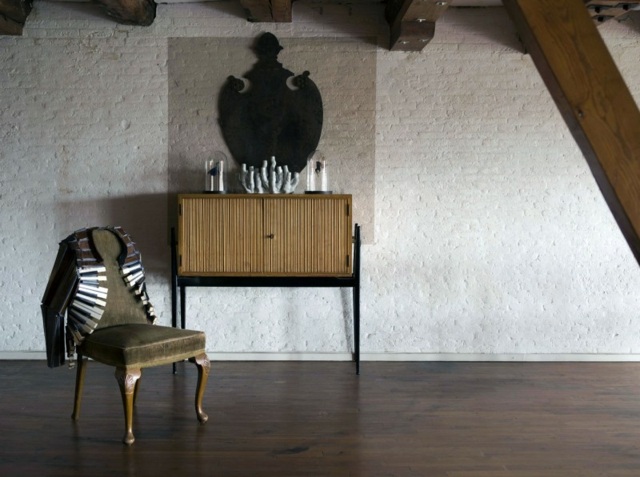 Žijúci štýl komoda drevené trámy tehlová stena Biedermeier stolička