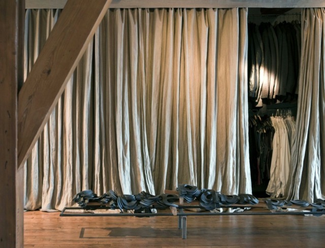 Pochádzkové závesy namiesto posuvnej drevenej podlahovej krytiny