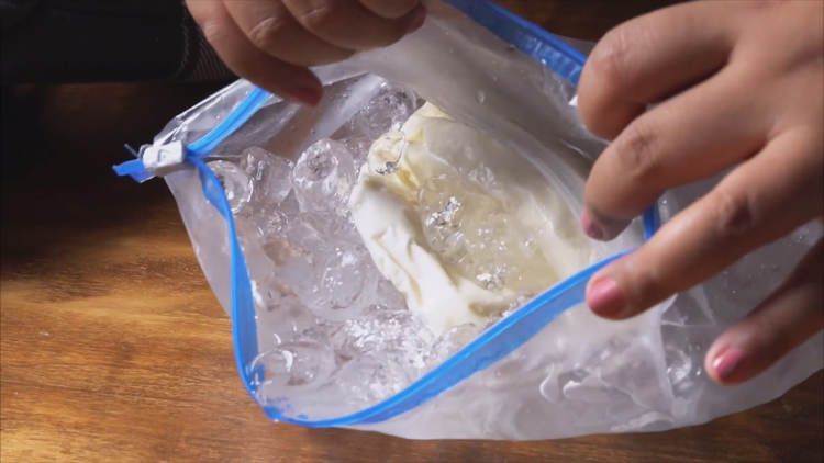 Vyrobte si vlastnú zmrzlinu bez zariadenia na výrobu zmrzliny rýchlo bez mixéra