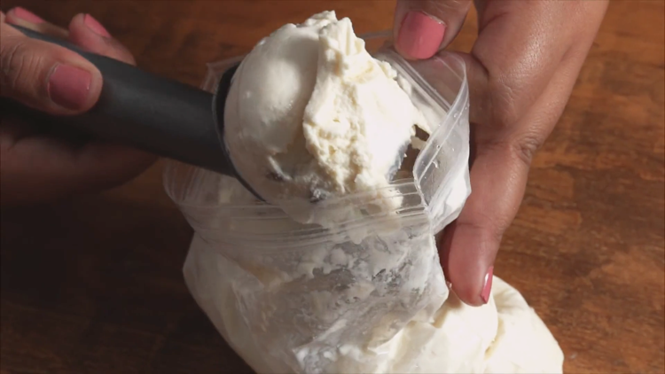 Vyrobte si vlastnú zmrzlinu bez plastového vrecka na stroj na trepanie