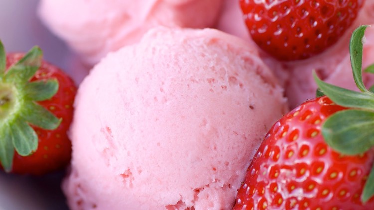 Vyrobte si vlastnú zmrzlinu bez strojčeka na jahody a zmrzliny