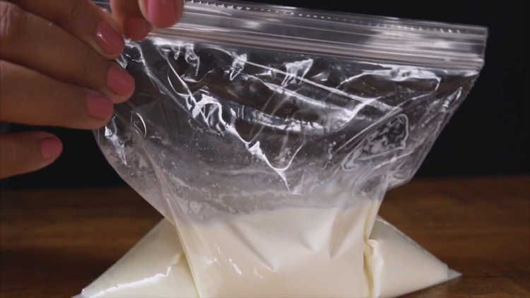 Vyrobte si vlastnú zmrzlinu bez zatvárania plastových vreciek na stroj na zmrzlinu