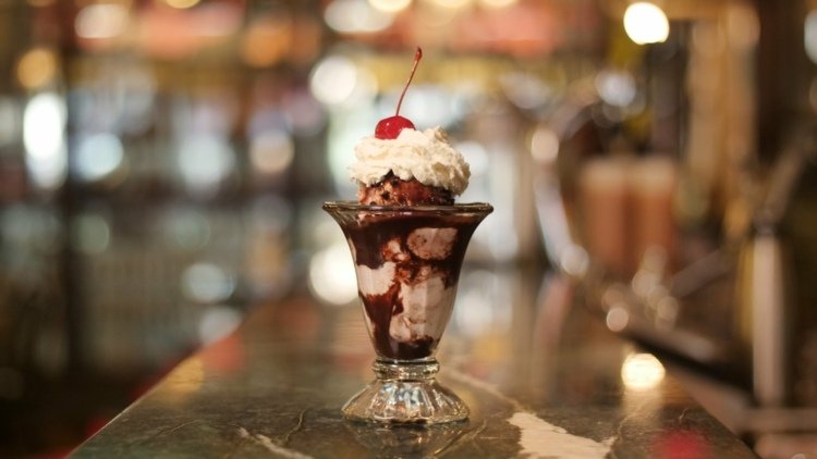 Čerešňu a čokoládu podávame v pohároch s vanilkovou zmrzlinou