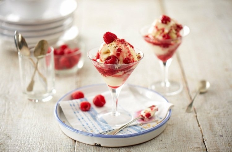 Vanilkový pohár ozdobíme malinami a ovsenými vločkami