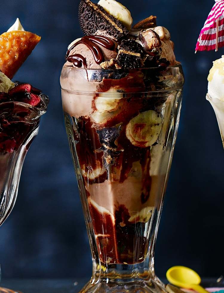 Arašidové, čokoládové a karamelové poháre pre dve osoby a milencov