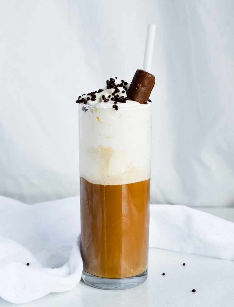 Uvarte si ľadovú kávu sami, ozdobný krém, čokoládové posýpky a vaflové rožky