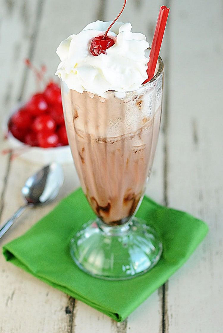 Ľadová čokoláda-deti-urobte si-kakao-šľahačku-čerešňu