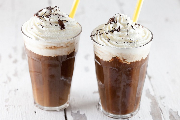 Uvarte si ľadovú kávu sami, šľahačka-poháre-roztopená-čokoláda