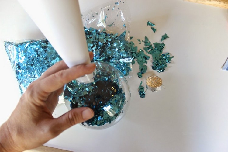 Vyrobte si ozdoby na stromček z ľadovej kráľovnej - návod Ozdoby na drôtený stromček vianočné gule-vyrobte si-konfety-naplňte