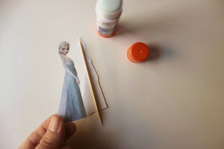 Vytlačte figúrku Elsy a prilepte ju na obidve strany špáradla dekorácie stromčeka-drotár-kutilstvo-ľadová kráľovná-elsa-vianočné gule-návod