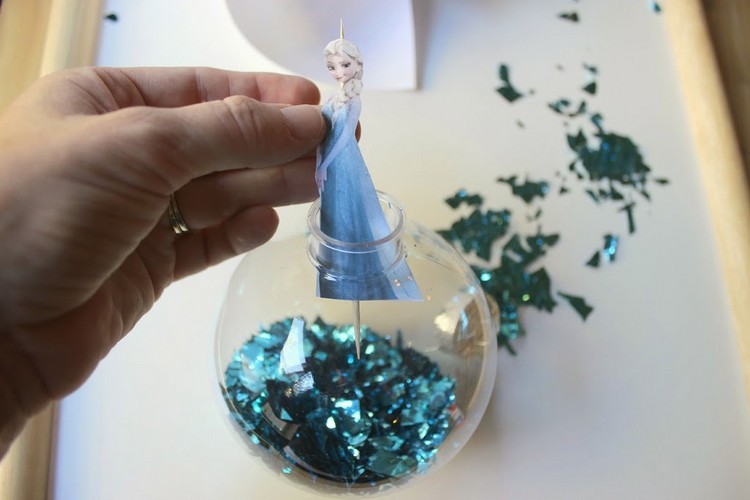 Vložte figúrku Elsy do plastovej gule dekorácie stromčeka-majstrovanie-návod-ľadová kráľovná-vianočné gule-modré-konfety