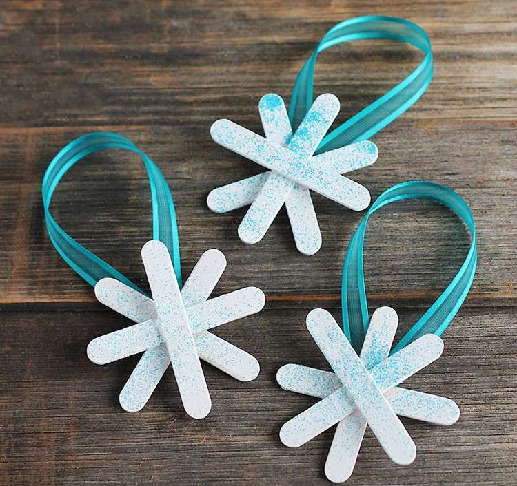 Vyrobte si tematické dekorácie stromčeka ľadovej kráľovnej - snehové vločky z nanukov dekorácie stromčeka-drobet-zmrzlinové tyčinky-snehové vločky-inšpirované ľadovou kráľovnou