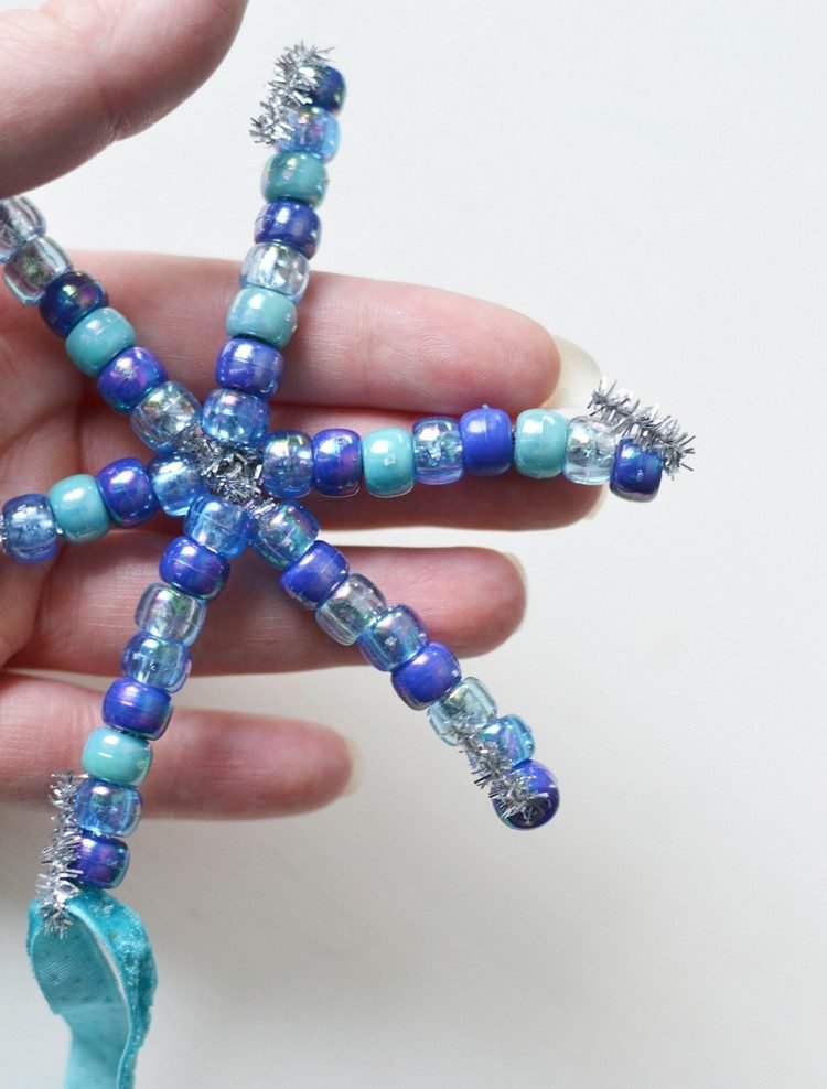 Vyrobte si snehové vločky ako ozdobu na stromček z čističov rúr a perál ozdoby na stromček-drotár-snehová vločka-vianočné-ozdoby-čistič fajok-korálikov