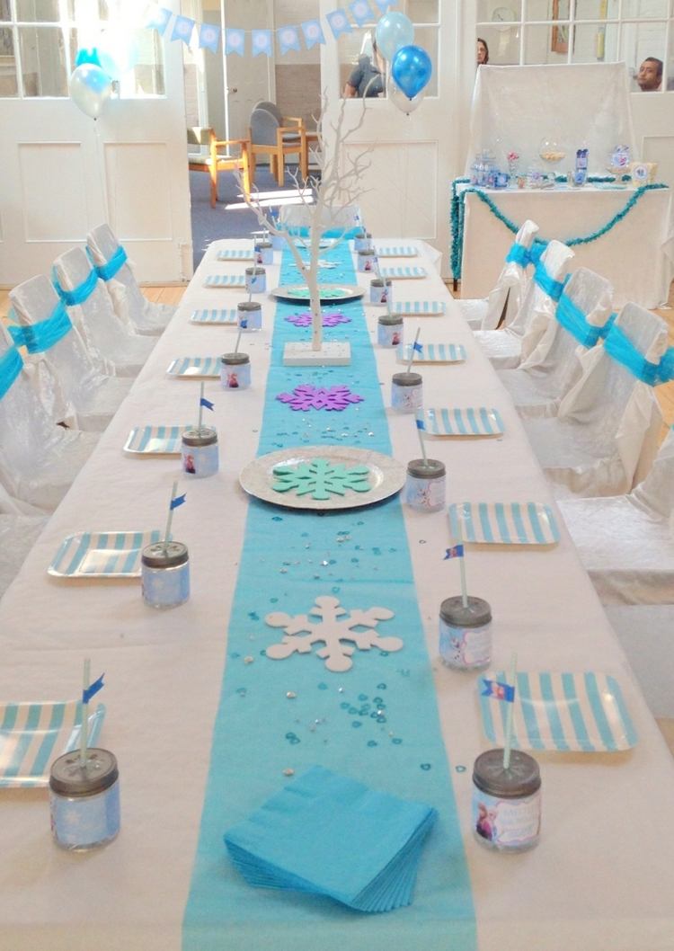 večierok na stôl kráľovnej ľadu dekorácia-behúň-svetlo-modrá-snehová vločka-papier