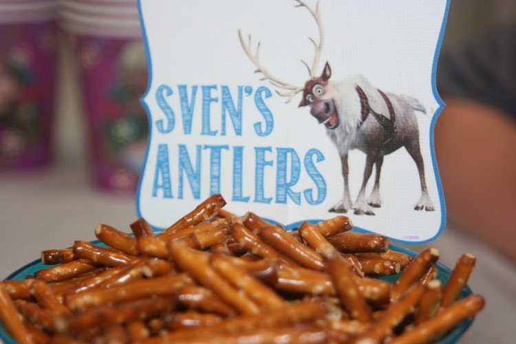 ľadová kráľovná-párty-občerstvenie s tematikou večierku-sven-sobie-parohy-soľné tyčinky