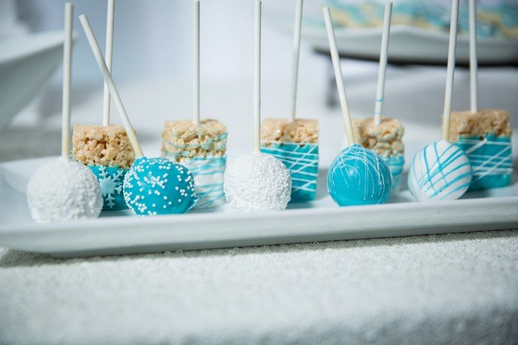 ľadová kráľovná-večierok-občerstvenie-koláč-puk-ryžové koláče-glazúra-tematická párty