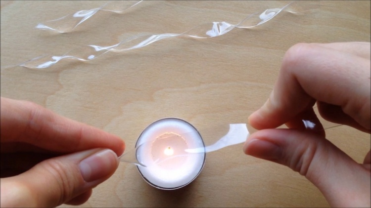 rampouch dekorácie sami vyrábať plastové prúžky prázdna pet fľaša zabaliť sviečku