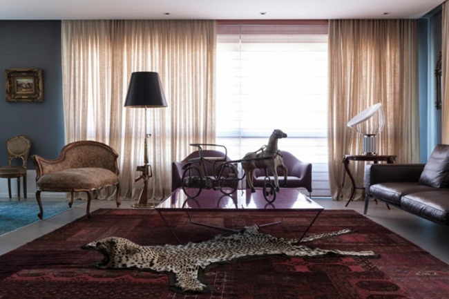 moderný eklektický dekor fialový nábytok modrá farba na stenu Interiér fialový nábytok modrá farba na stenu kovový stôl moderný