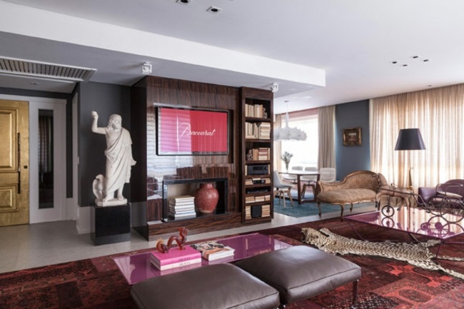 eklektický dekor ružový akcent koberec koža ružový akcent koberec kožený puf drevená stena