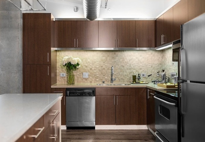 kuchyňa-funkčné-osvetlenie-pracovná doska-nerez-chladnička-predná kapota