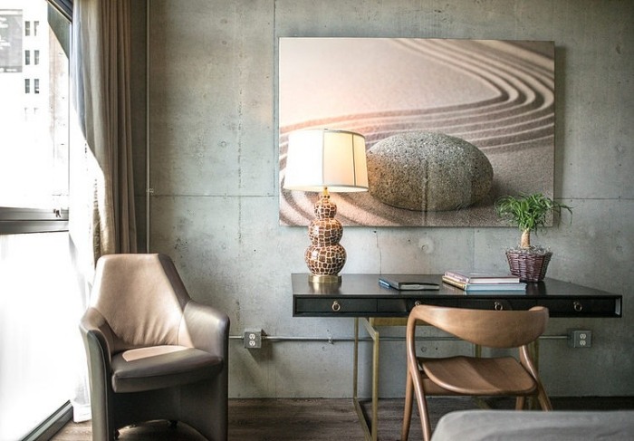 podkrovný byt-betón-stena-stôl-dizajn-čierna-drevená-stolička-slesinski-design-group