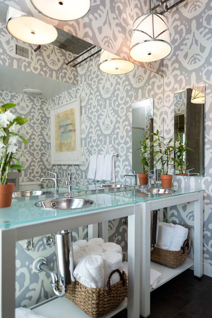 Podkrovný byt-kúpeľňa-stena-navrhnutá-s-tapetovými ozdobami-prútené koše-zásuvky