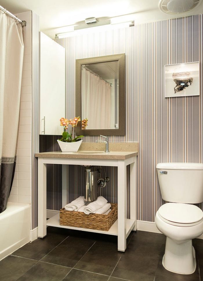 eklektický-dizajn-kúpeľňa-s-toaletnými stenami-vytapetované-pruhy-márnosť-moderné