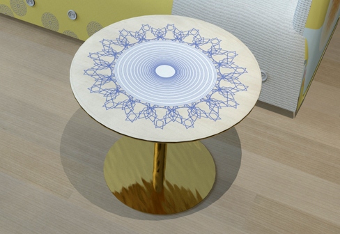 okrúhly stolík s mosadzným stĺpikom