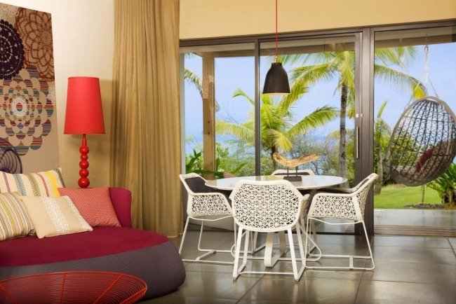 hotelová suita zariadená kombináciou štýlov s modernou exotickou jedálňou zariadenie hotelového apartmánu mix štýlov modernej exotiky