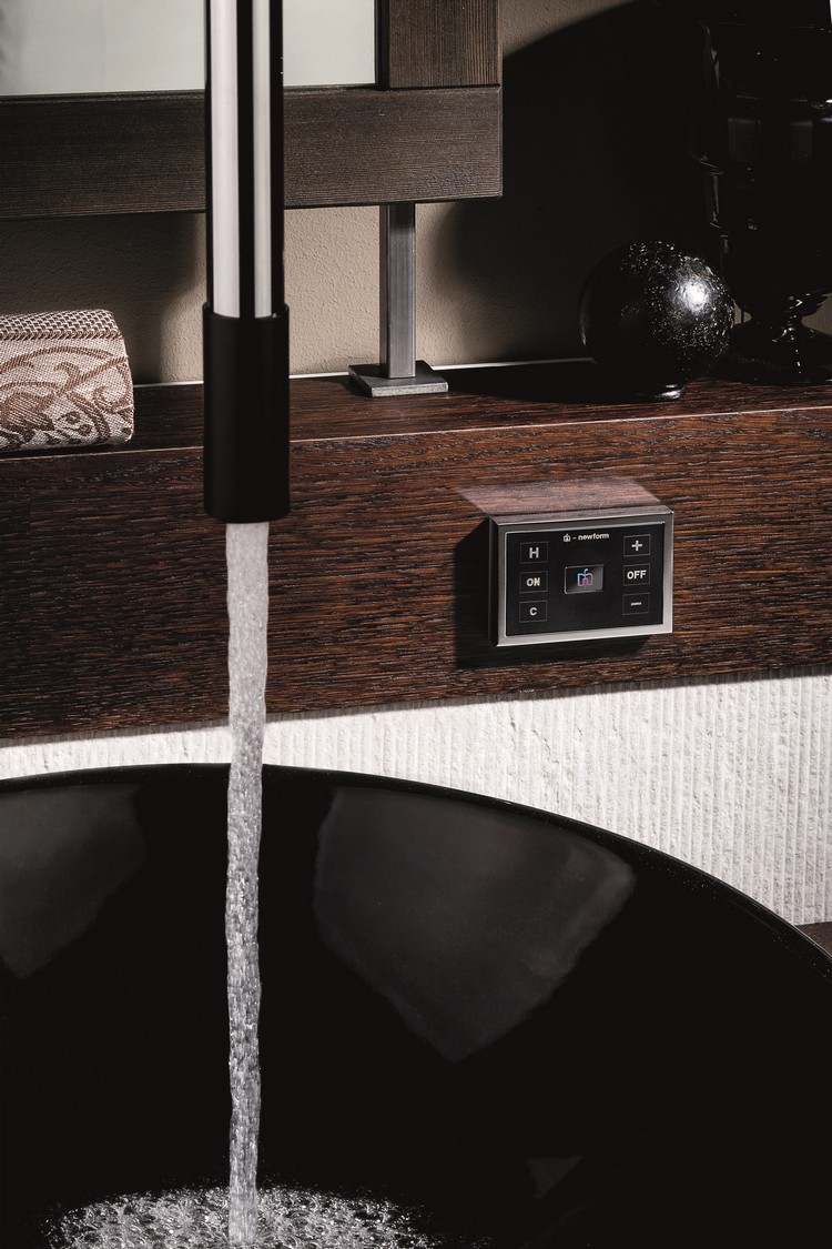 Elegantné kúpeľňové armatúry, stropná batéria, faucetová dýza, moderná o-rama