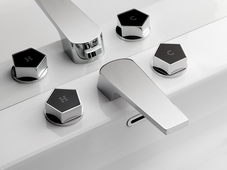 elegantné-kúpelňové armatúry-päťuholníkové úchytky-klasický-faucet-park-newform