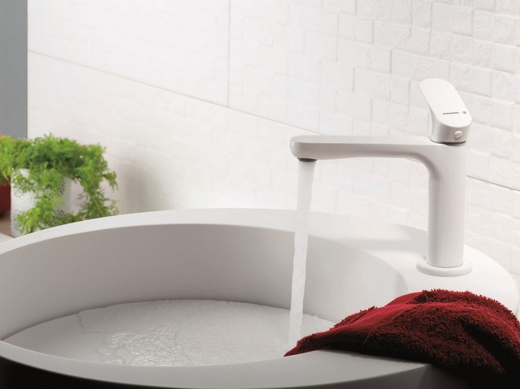 elegantné-kúpelňové armatúry-eko-energeticky úsporné-biele-telo-linfa-newform