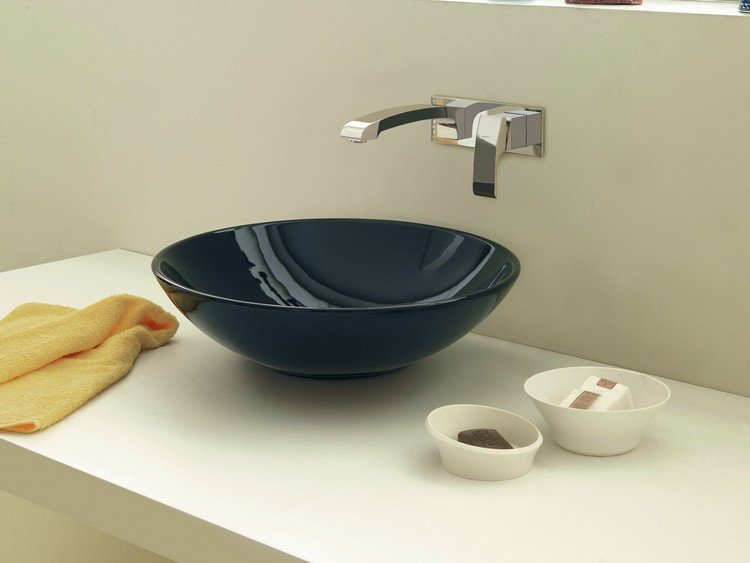 elegantné-kúpelňové armatúry-nástenná-páková-mixér-doska-čierna-drez-x-sense