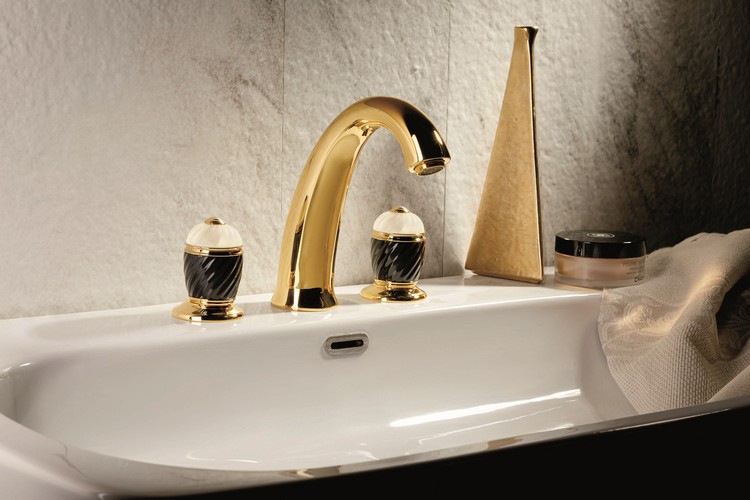 elegantná-kúpelňová armatúra-chróm-zlatá-trojdierková-mixér-deluxe-newform