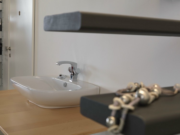 elegantné-kúpelňové armatúry-jednodielny-faucet-pozadie-trieda-x-newform