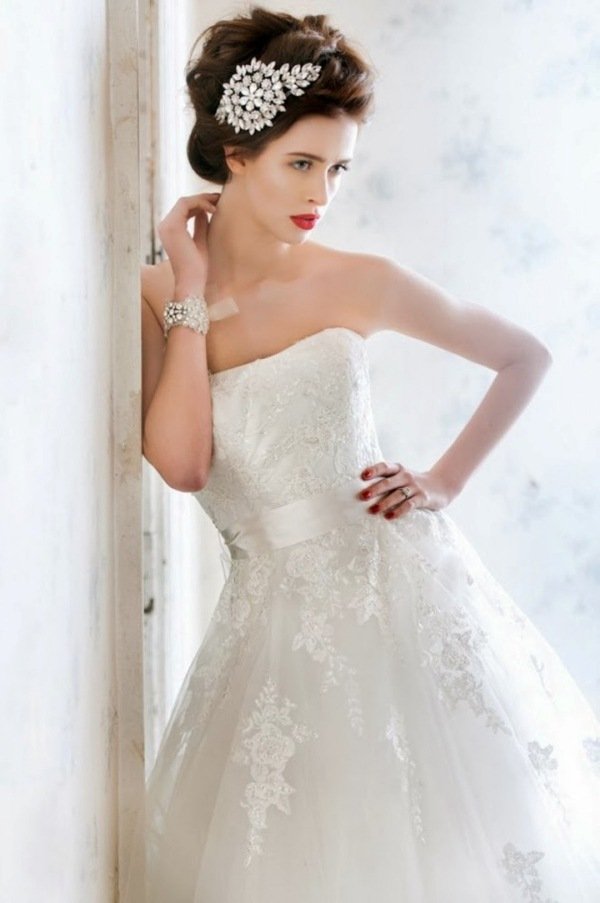 pripnutý účes na vrchu chinonovej hlavy elegantné svadobné šaty