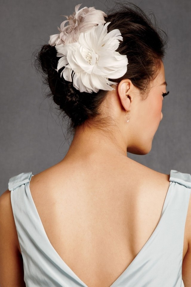 družičky updo vlasové doplnky kvety pierka biele družička-updo-vlasové doplnky-kvety-perie-biele