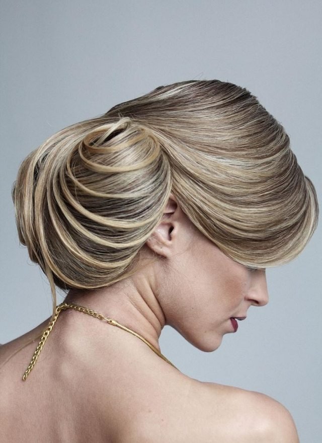 účesy družičiek elegantný chignon uviazaný nízko pri krku družička-účesy-elegantný-chignon