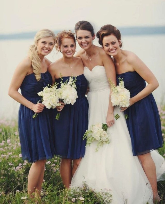 družičky updos kôň čierny bokom družička-updos-kôň-čierna-bokom