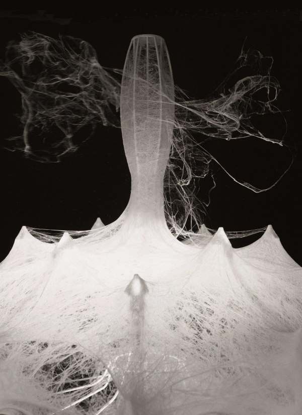 Závesná lampa Kokon závesná trubková oceľová konštrukcia-sviečky PMMA