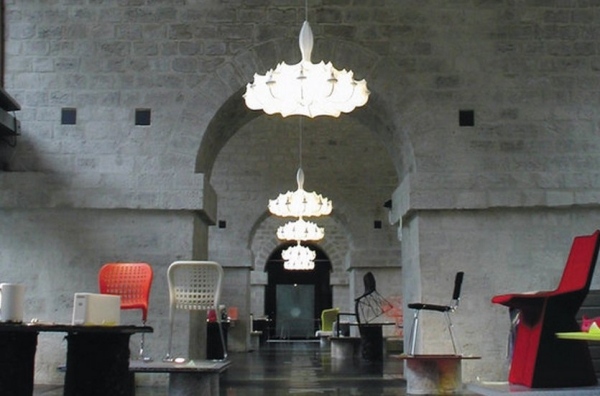 Moderná lampa-ako luster interpretácia moderného zeppelínu