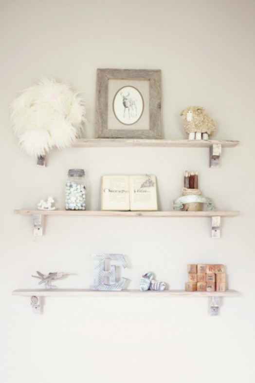 Dekorácia do detskej izby s poličkami pastelových farieb