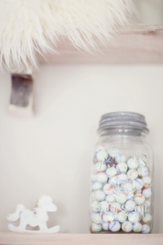 Dekorácia do detskej izby zaváraninovou nádobou pastelových farieb